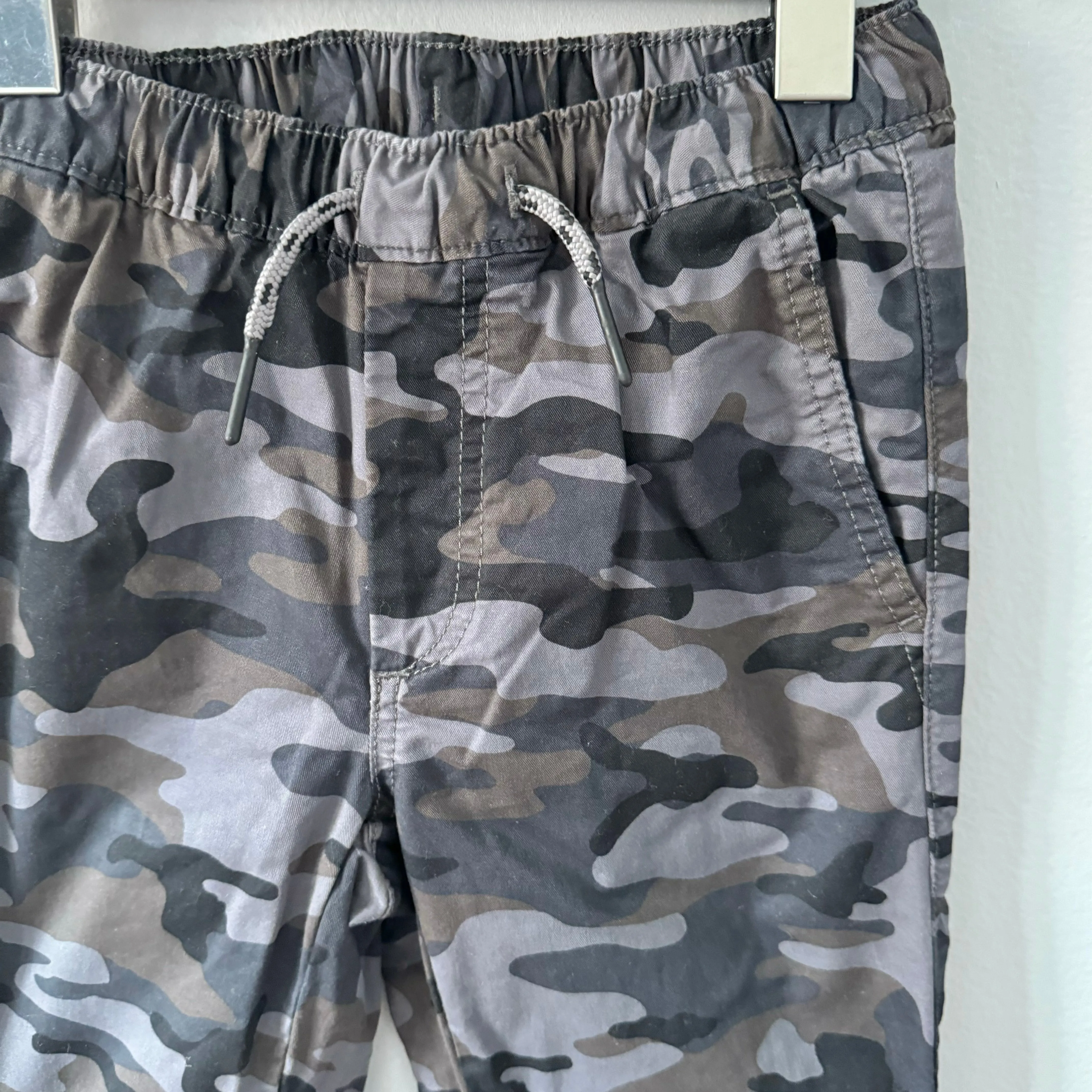 Gap / Camo chino jogger pants / 6-7Y