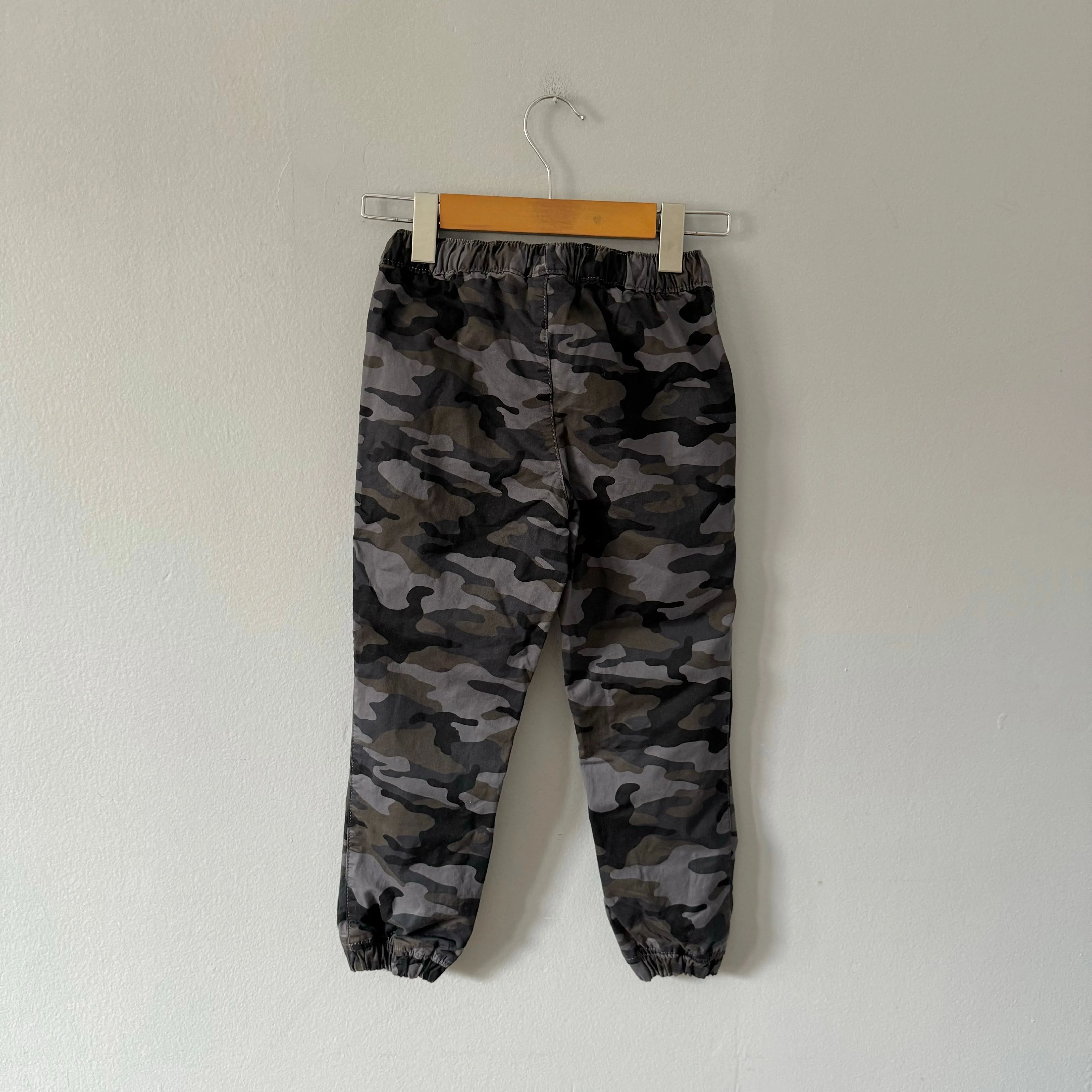 Gap / Camo chino jogger pants / 6-7Y